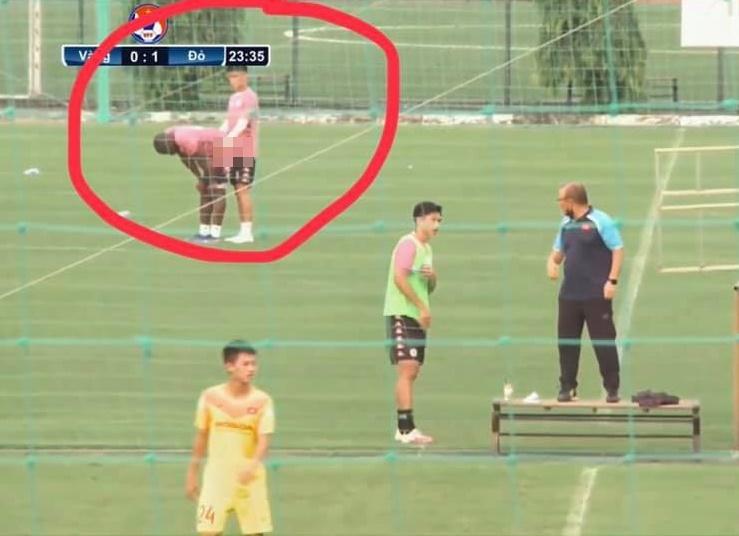 Góc chụp quá căng khiến 2 cầu thủ Hà Nội FC bị lầm tưởng đang đóng phim người lớn-2