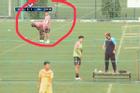 Góc chụp quá căng khiến 2 cầu thủ Hà Nội FC bị lầm tưởng đang đóng phim người lớn