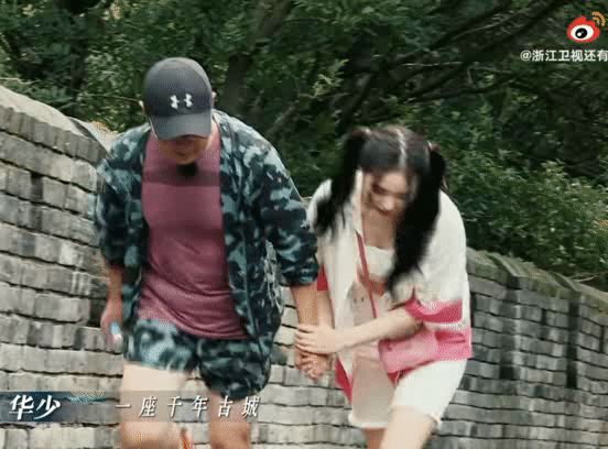 Từ Nghệ Dương gây tranh cãi khi nắm chặt tay nam MC hơn 25 tuổi-1