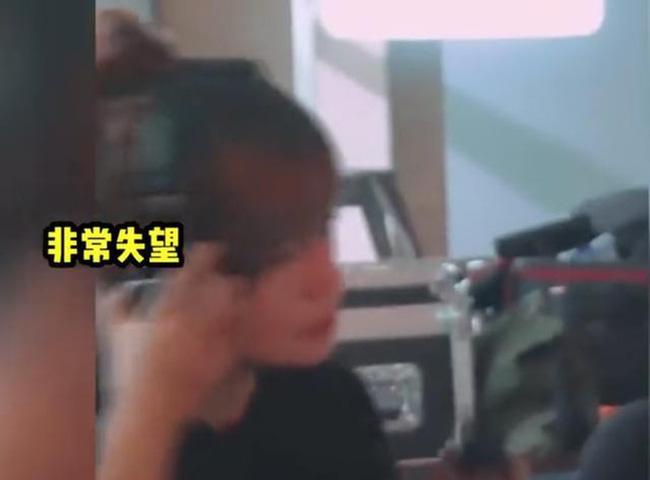 Lộ clip Triệu Vy kích động quát mắng diễn viên trên phim trường: La hét, giận dữ, thậm chí ném đồ xuống bàn-1