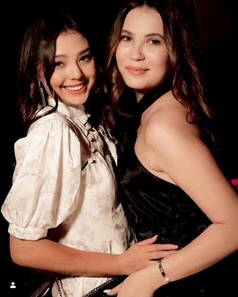 Bạn gái thủ môn Bùi Tiến Dũng bị ví trông như mẹ người yêu vì make up quá đậm-6