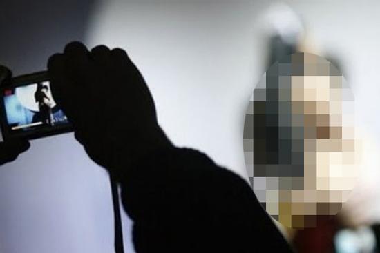 Thanh niên quay lén nữ đồng nghiệp thay đồ rồi tung clip lên mạng vì mâu thuẫn khi làm việc