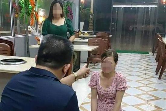 Sau tất cả, vợ chủ quán Nhắng Nướng đến tận nhà xin lỗi nữ khách hàng bị bắt quỳ gối