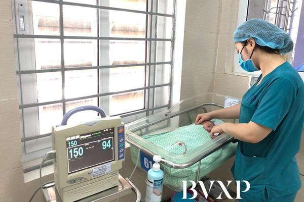 Sức khỏe bé trai sơ sinh bị mẹ bỏ rơi trong khe tường ở Hà Nội chuyển biến tích cực, đã có thể tự bú bình-1