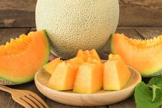 Đang mùa dưa lưới, ghi nhớ ngay tuyệt chiêu chọn dưa ngon ngọt khiến mẹ chồng khó tính cỡ nào cũng tâm đắc