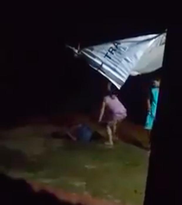 Clip: Người đàn ông bị vợ và con trai trói tay chân, dùng dép vả liên tiếp vào mặt ở Hà Nội-1