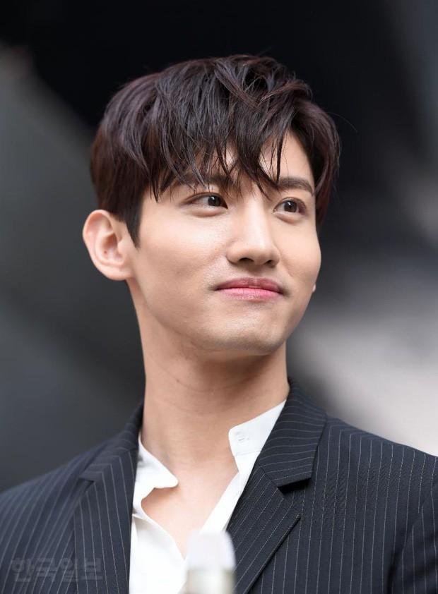 DBSK Changmin thông báo hoãn đám cưới do dịch Covid-19. Trước đó, anh đã lên lịch kết hôn cùng bạn gái ngoài ngành giải trí vào ngày 5/9.