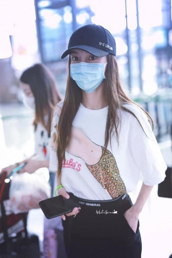 Angela Baby gây tranh cãi vì mặc áo in hình tiên cá cởi trần-2