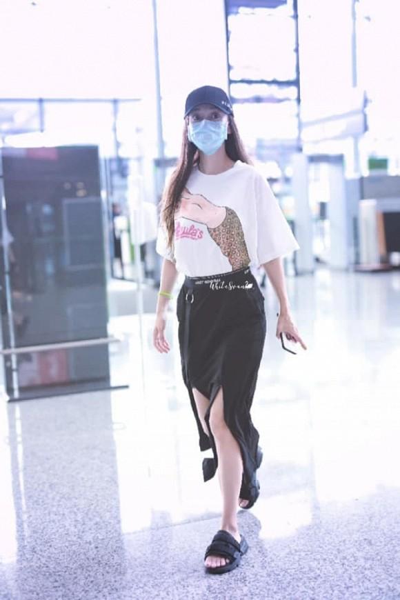 Angela Baby gây tranh cãi vì mặc áo in hình tiên cá cởi trần-4