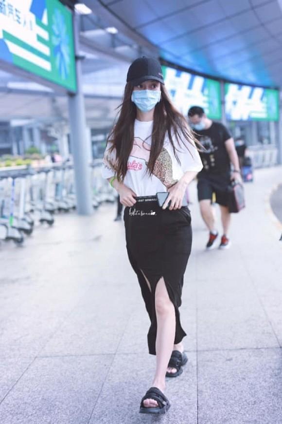 Angela Baby gây tranh cãi vì mặc áo in hình tiên cá cởi trần-5