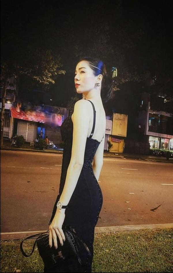 Lệ Quyên khoe đường cong nuột nà trong đêm vắng.