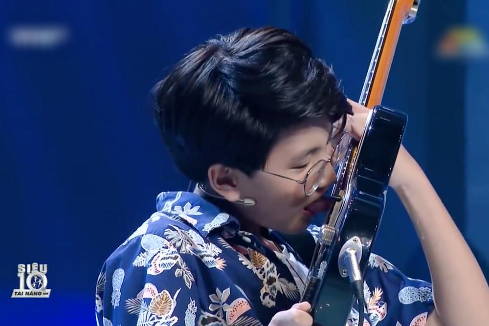 Dùng lưỡi và răng đánh đàn điêu luyện, cậu bé 13 tuổi khiến Trấn Thành choáng váng-4