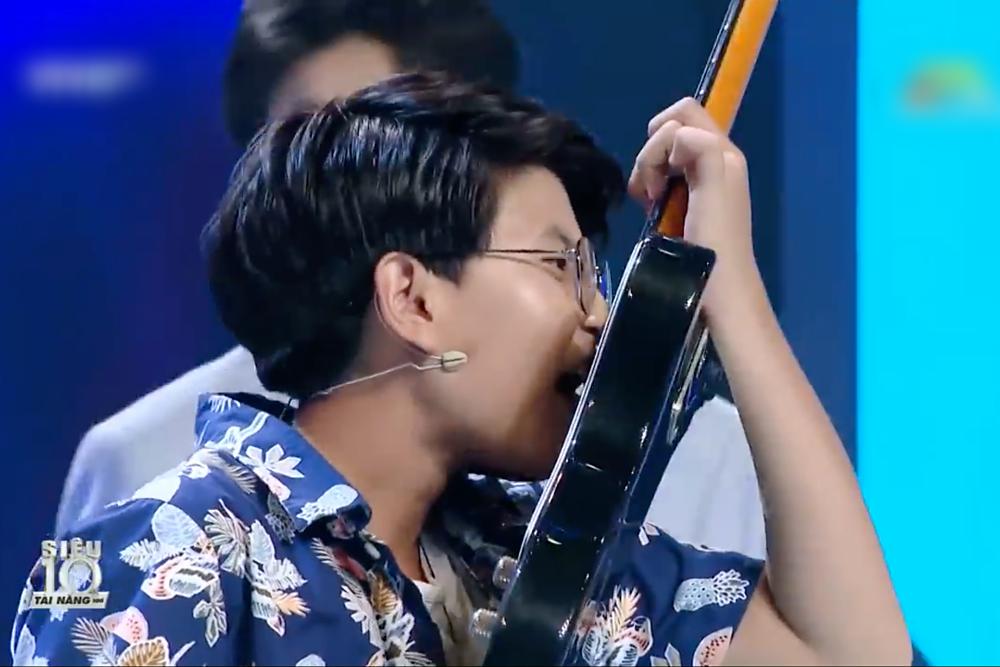 Dùng lưỡi và răng đánh đàn điêu luyện, cậu bé 13 tuổi khiến Trấn Thành choáng váng-5