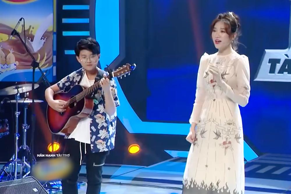 Dùng lưỡi và răng đánh đàn điêu luyện, cậu bé 13 tuổi khiến Trấn Thành choáng váng-2