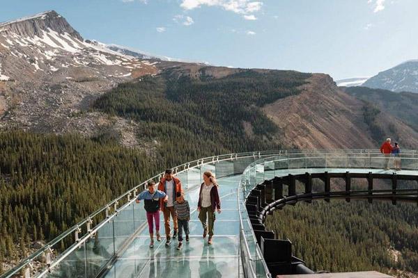 Hình ảnh đến oai phong, đi khóc thét của du khách khi check-in cầu kính trong suốt-4