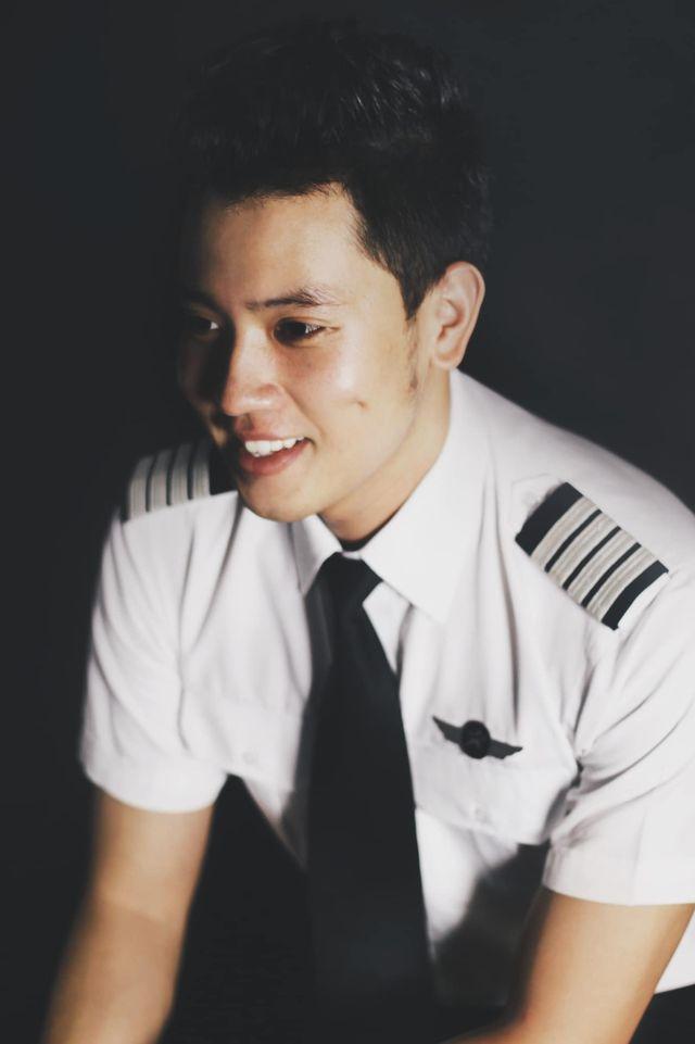 Cơ trưởng trẻ nhất Việt Nam khoe ảnh lão hóa ngược, nhìn hình hội chị em muốn rớt tim-1