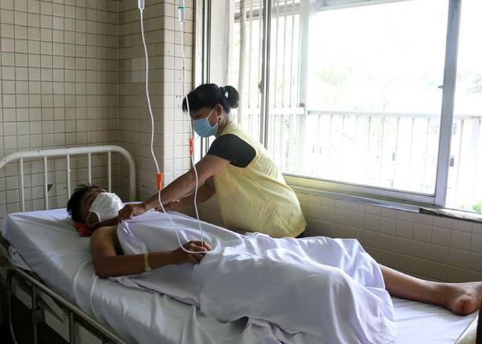 Vụ thiếu niên 15 tuổi ở Tây Ninh bị chém đứt lìa chân: 1 nghi phạm ra đầu thú-1