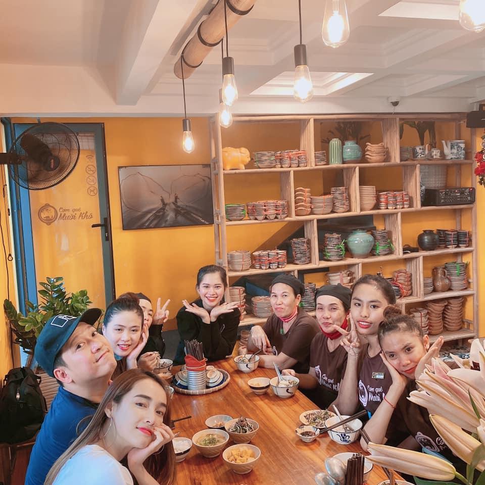 Trường Giang đích thân nấu ăn cho nhân viên, Nhã Phương tự hào: Tôi thương ổng cũng vì điều này-1