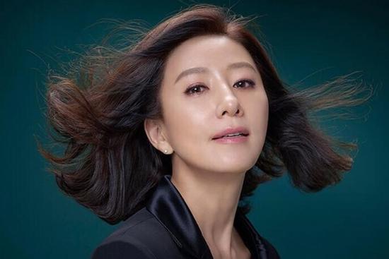 Bạn đã biết hết về nữ minh tinh 'Thế giới hôn nhân' Kim Hee Ae?