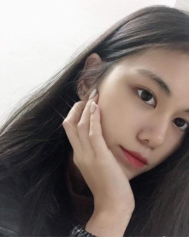 Xuất hiện vài giây trên VTV, cô gái được dân mạng thả thính bằng thơ: Đời thường xinh đẹp hơn nhiều-4