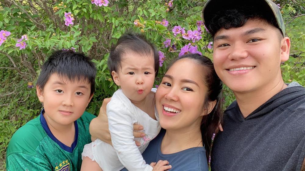 Lê Phương mừng sinh nhật cả mẹ lẫn con, thấy may mắn khi lấy chồng kém 7 tuổi-1