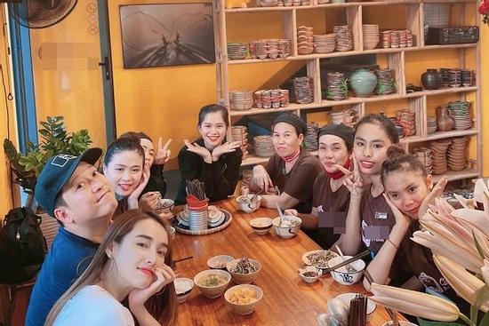 Tự tay nấu ăn cho nhân viên, Trường Giang - Nhã Phương bị bắt bẻ 'hà tiện'