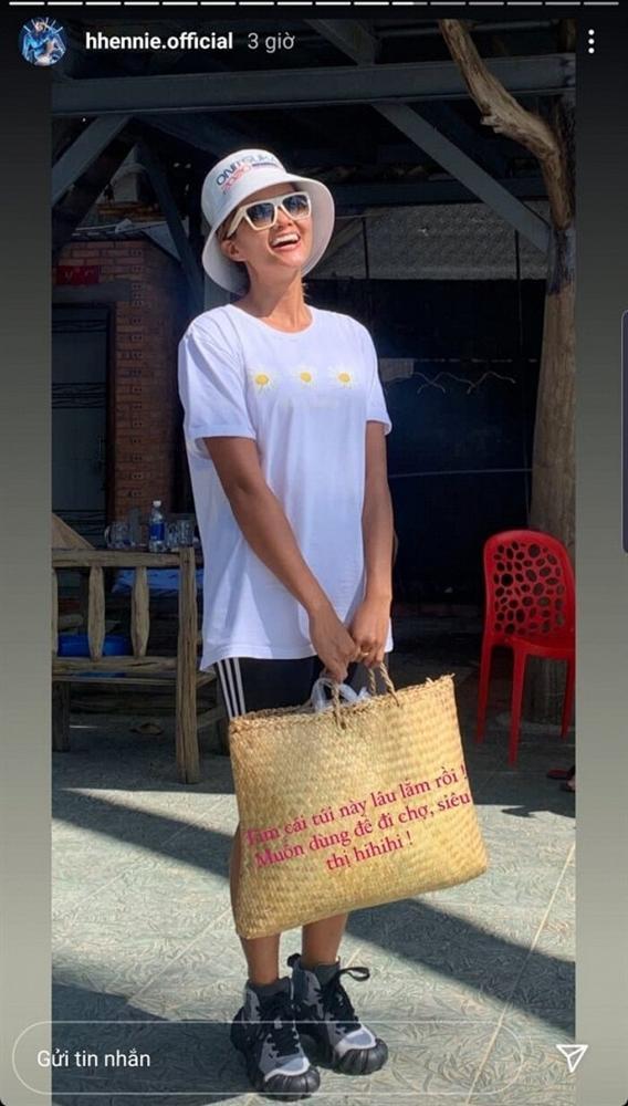 HHen Niê xách túi Cái Bang giá 50k mà vẫn rực sáng cả sân bay-1