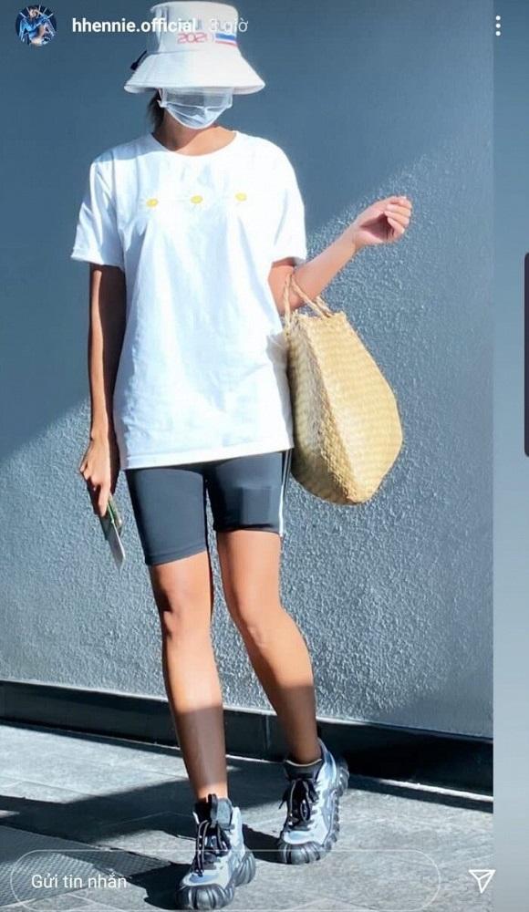 HHen Niê xách túi Cái Bang giá 50k mà vẫn rực sáng cả sân bay-2