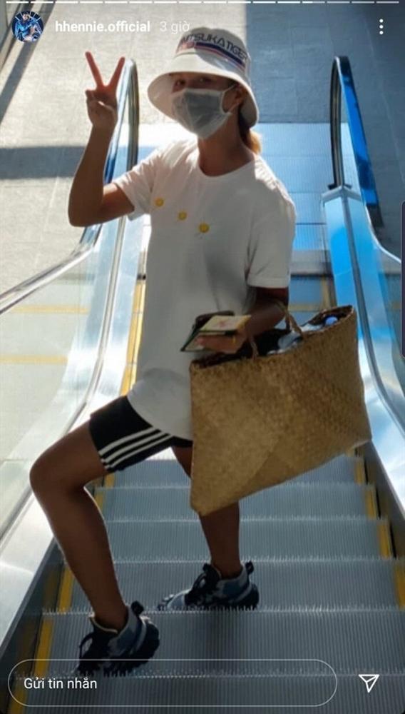 HHen Niê xách túi Cái Bang giá 50k mà vẫn rực sáng cả sân bay-3
