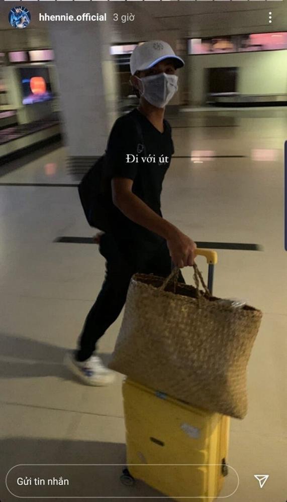 HHen Niê xách túi Cái Bang giá 50k mà vẫn rực sáng cả sân bay-4