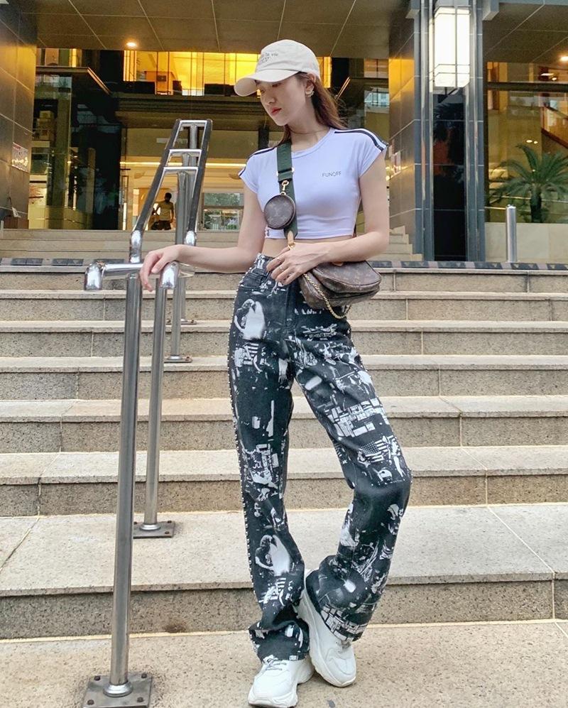 Street style 2/9: Hòa Minzy khoe võng lưng gợi cảm - Tiểu Vy hip hop chất lừ-2