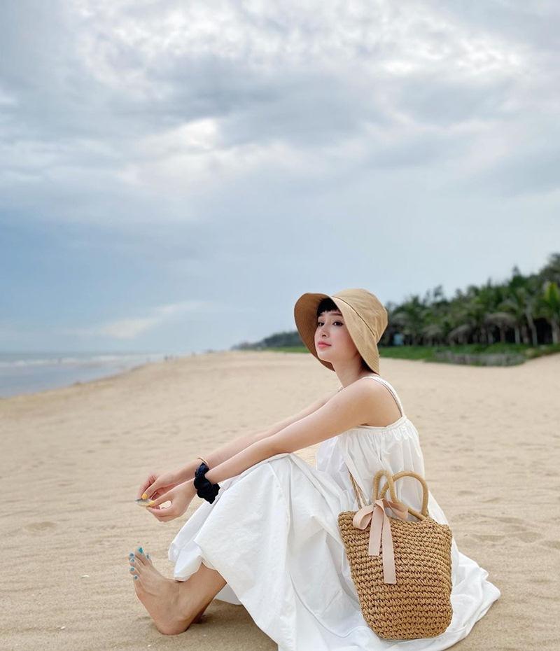 Street style 2/9: Hòa Minzy khoe võng lưng gợi cảm - Tiểu Vy hip hop chất lừ-11