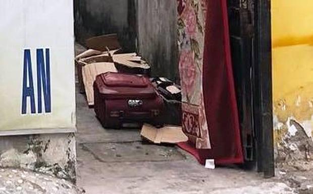 Nóng: Phát hiện vali chứa thi thể bé sơ sinh bốc mùi trong phòng trọ ở Sài Gòn-2