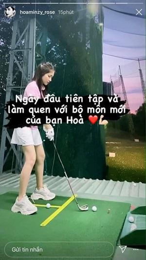 Chồng Hòa Minzy đã chơi bộ môn này từ lâu và nay tiếp lửa đam mê cho vợ. Trông chị cả Hoa dâm bụt như nữ sinh với trang phục áo cổ polo và chân váy chữ A.