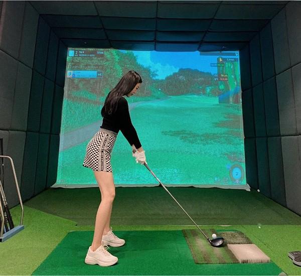 Vũ Ngọc Châm cũng theo đuổi phong cách gợi cảm khi lấn sân sang bộ môn golf.