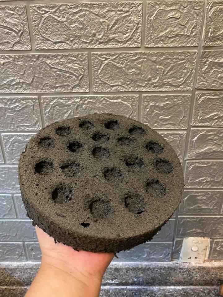 Bánh mì than tổ ong xuất hiện, nhìn cứ thấy sợ sợ nên chưa dám thử-3