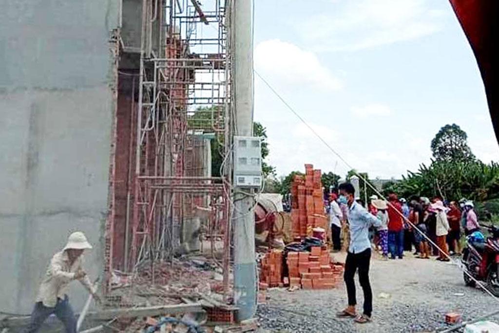 Sập giàn giáo ở Long An làm 2 người chết, 6 người bị thương-1