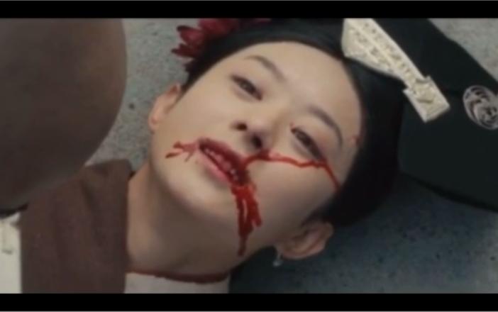 Cảnh hộc máu của Triệu Lệ Dĩnh chân thật đến mức ám ảnh. Nhất là khi máu chảy cả vào mắt mà nữ diễn viên vẫn kiên trì diễn tiếp lại càng khiến mọi người đồng cảm với nhân vật.