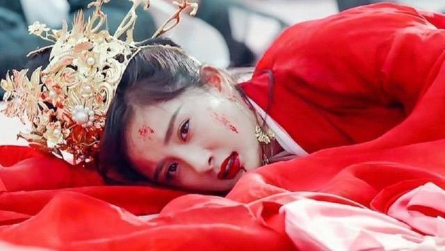 Trong phim "Phù Dao", Dương Mịch mặc đồ đỏ nằm dưới đất,  miệng dính máu còn đôi mắt đầy ai oán, bi thương đã khiến nhiều khán giả ấn tượng.