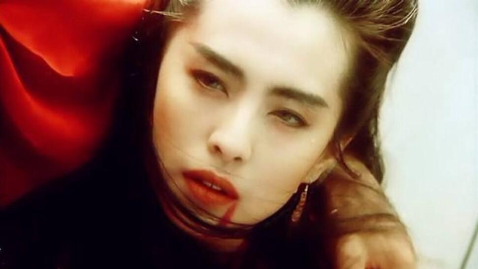 Dù rằng cảnh hộc máu không quá chân thật nhưng nhan sắc của Vương Tổ Hiền vẫn lấn át khuyết điểm này.