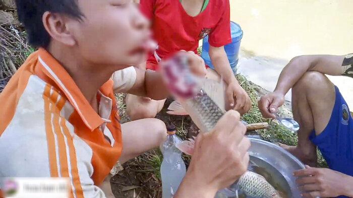 Kinh hãi với trào lưu ăn cá sống của nhiều YouTuber Việt, gắn mác đặc sản Tây Bắc để câu like-4