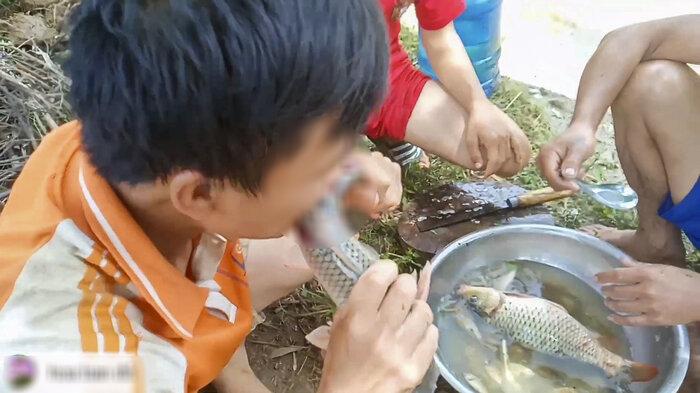 Kinh hãi với trào lưu ăn cá sống của nhiều YouTuber Việt, gắn mác đặc sản Tây Bắc để câu like-5