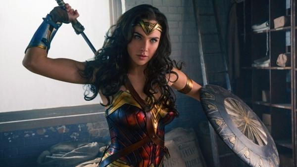 Với bộ phim Wonder Woman, Gal Gadot kiếm được 300.000 USD trong khi phim thu về 821 triệu USD toàn cầu. Bạn diễn của cô, Henry Cavill, cũng nhận được mức lương tương tự trong lần đầu ra mắt với vai Superman. Trong phần hai Wonder Woman 1984 sắp tới, Gal Gadot được cho là sẽ nhận cát-xê 10 triệu USD.