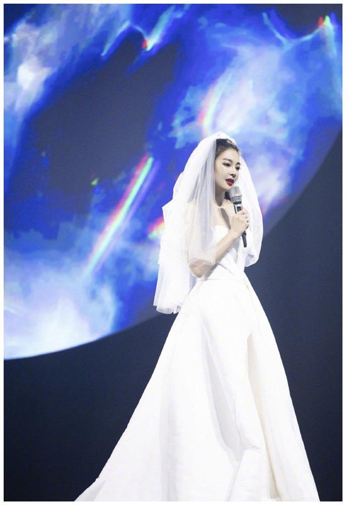 Mỹ nhân ngư Trương Vũ Kỳ gây bão mạng khi mặc váy cưới-1