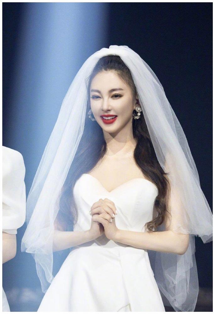 Mỹ nhân ngư Trương Vũ Kỳ gây bão mạng khi mặc váy cưới-2