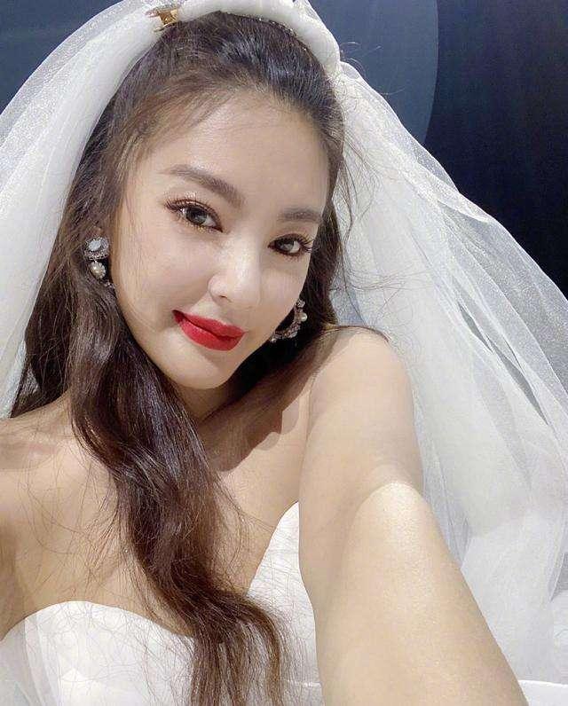 Mỹ nhân ngư Trương Vũ Kỳ gây bão mạng khi mặc váy cưới-4