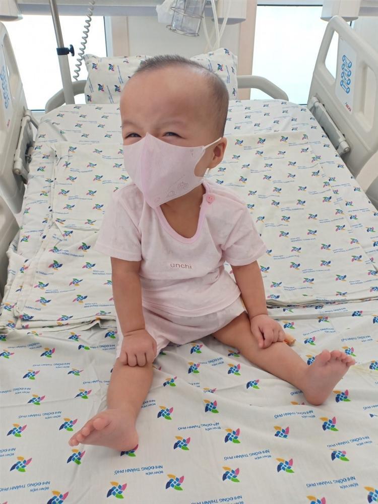 Trúc Nhi - Diệu Nhi tháo bột an toàn, đeo khẩu trang mà mắt ánh nụ cười-2