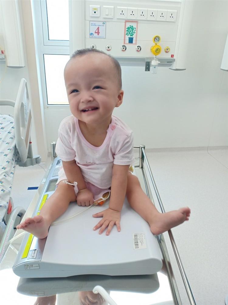 Trúc Nhi - Diệu Nhi tháo bột an toàn, đeo khẩu trang mà mắt ánh nụ cười-3