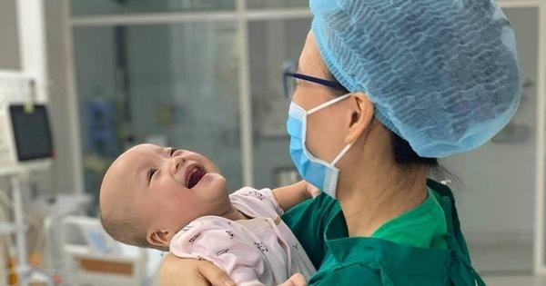 Trúc Nhi - Diệu Nhi tháo bột an toàn, đeo khẩu trang mà mắt ánh nụ cười-5