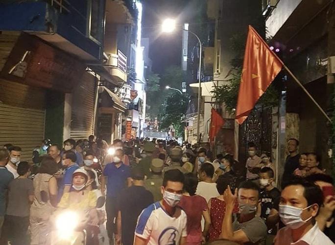 Clip: Công an rời đi cùng nhiều thùng tài liệu sau khi khám xét nhà ông Nguyễn Đức Chung-1